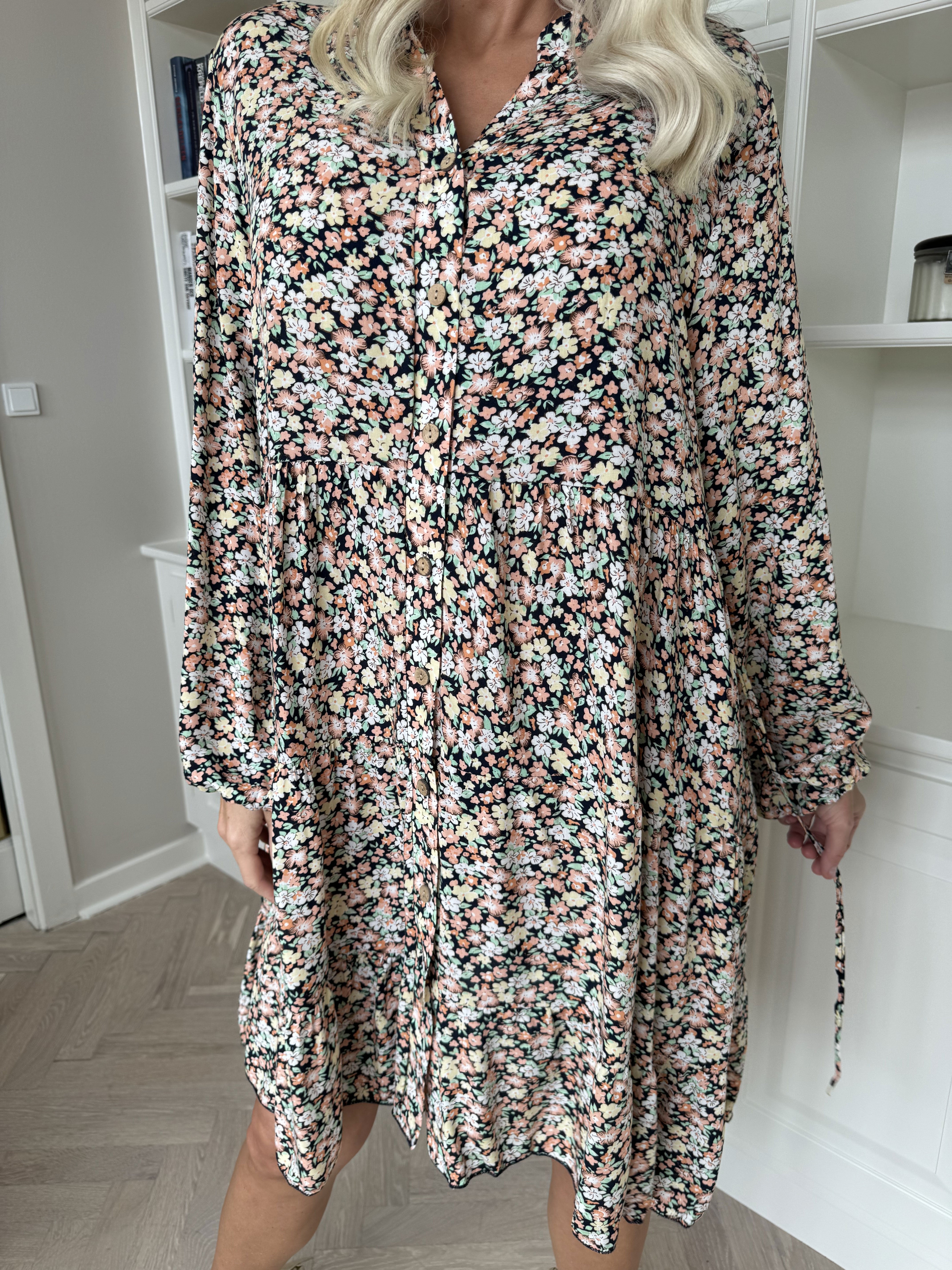 Avana - Blomstret kjole i bomuld med A-facon